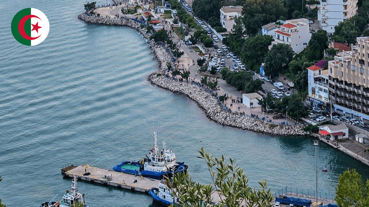 Un couple de touristes français à la découverte d’une des belles villes d’Algérie