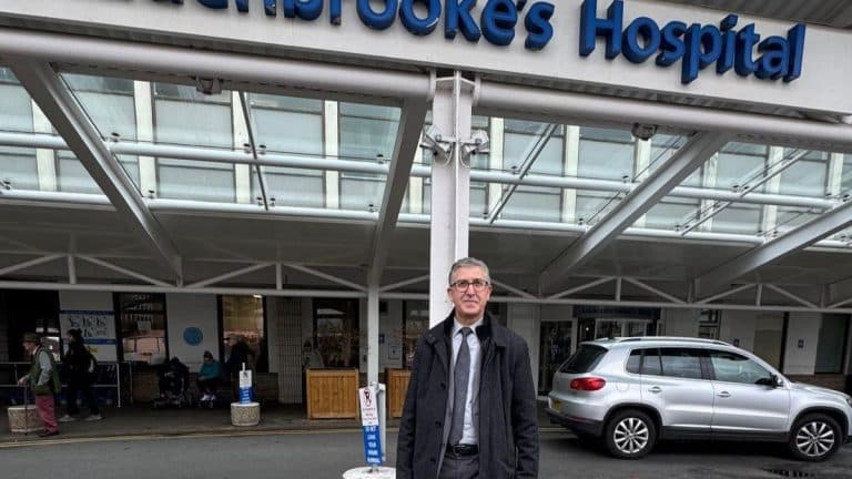 Le héros algérien du train reçoit la visite du Consul d’Algérie à Londres