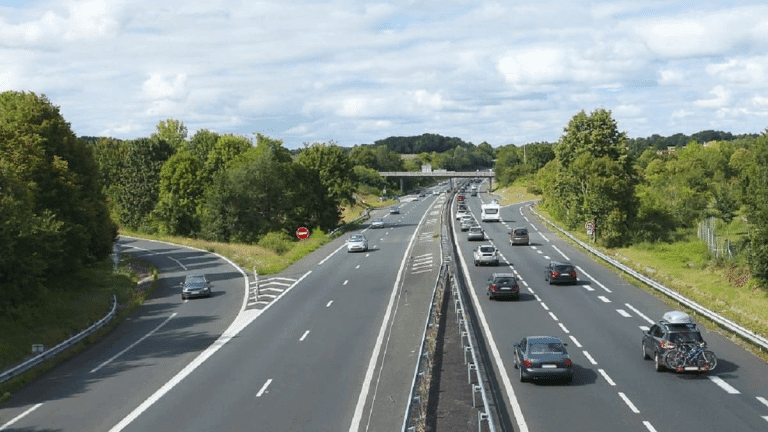 Algérie : une sandwicherie sur le bord de l’autoroute cartonne et fait le buzz