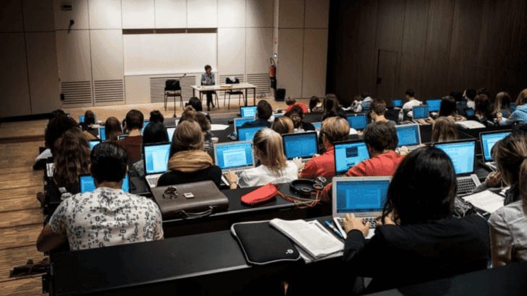 Étudiants algériens étranger