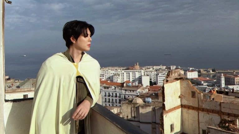 Un chanteur coréen découvre l’Algérie et chante sous la pluie