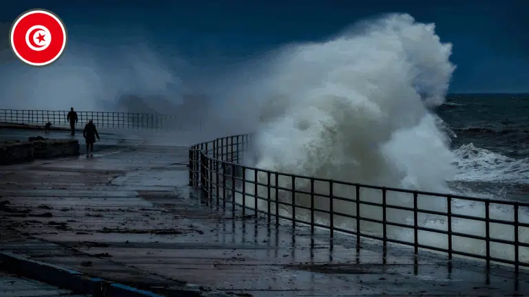 Plusieurs plages et complexes touristiques inondés par les vagues en Tunisie