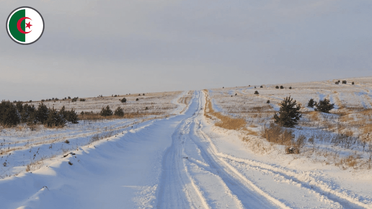 Images spectaculaires de neige sur une route au Sahara en Algérie