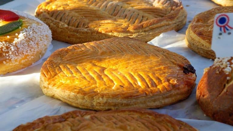 Elle déguste des galettes des rois en Algérie