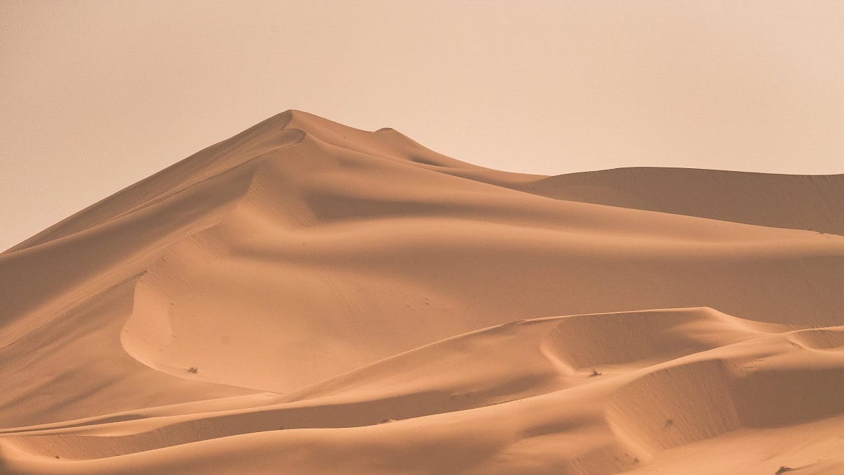 Algérie : images spectaculaires de neige dans le Sahara