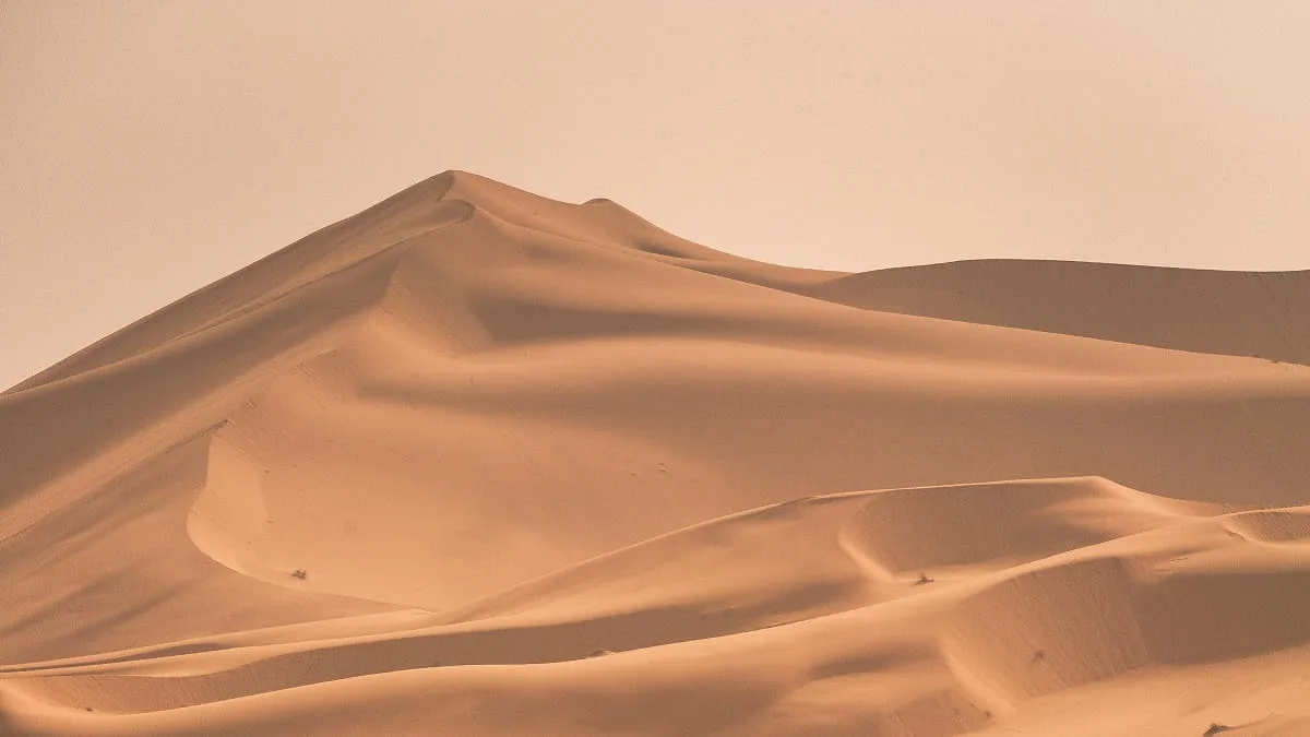 Algérie : images spectaculaires de neige dans le Sahara