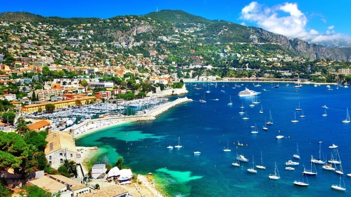 En voyage à Nice, une Franco-Algérienne choquée par une stèle commémorative sur l’Algérie