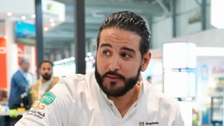 Le témoignage sans filtre du célèbre chef d'origine algérienne Mohamed Cheikh dévoile le sentiment persistant de ne jamais être totalement à sa place.