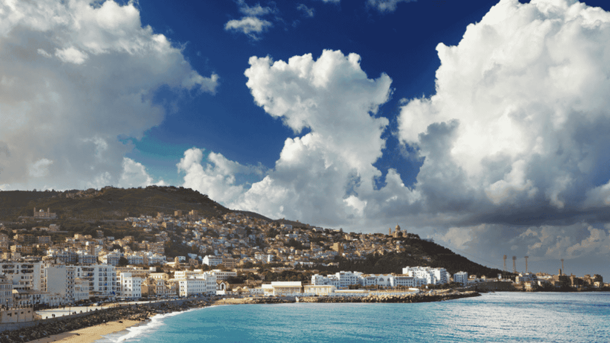 En voyage en Algérie, un touriste étranger filme des paysages exceptionnels