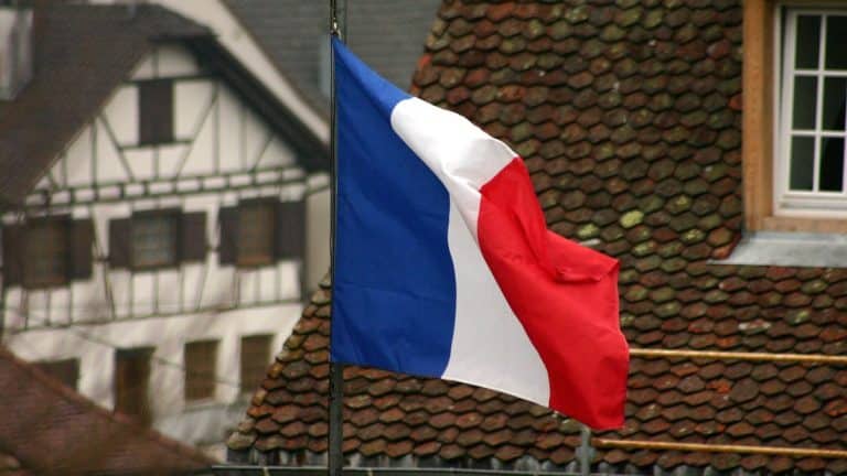 Un Tunisien contraint sa préfecture à réexaminer son dossier après un refus implicite de titre de séjour