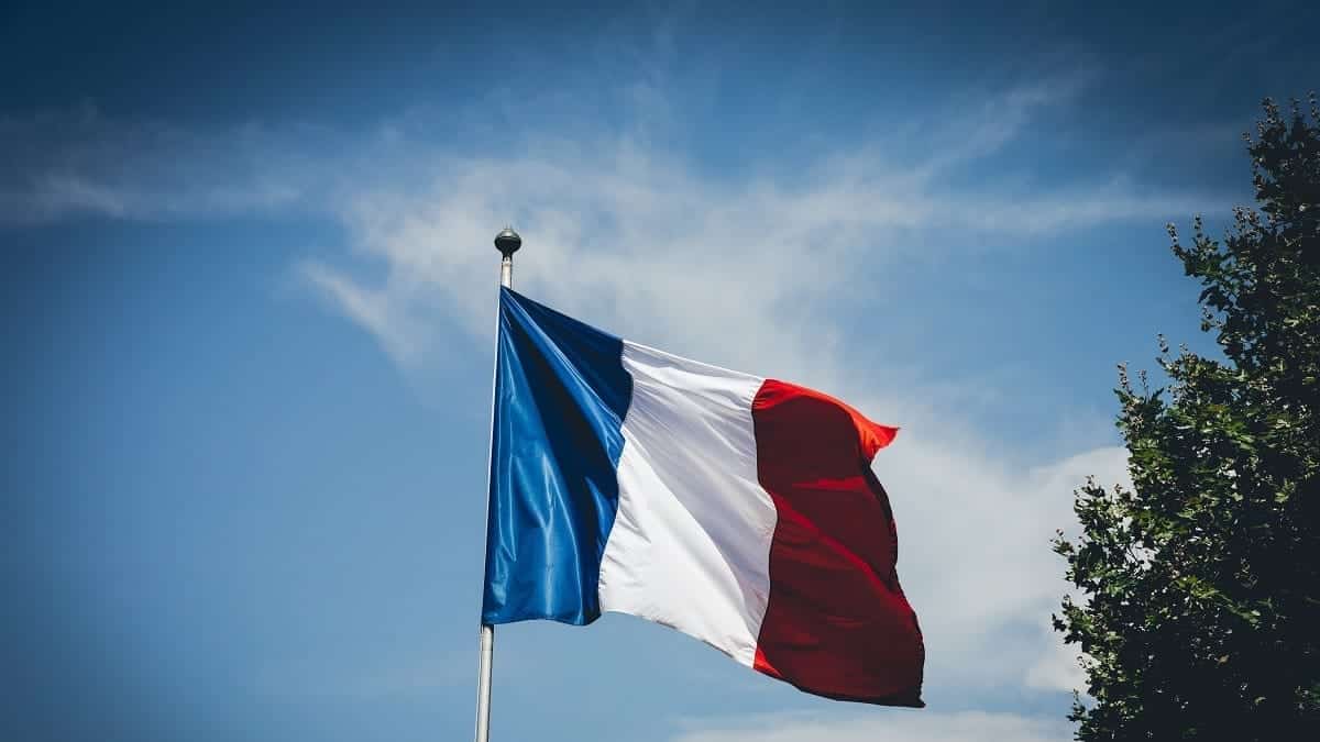 Titres de séjour et passeports algériens frauduleux : cinq personnes écrouées en France