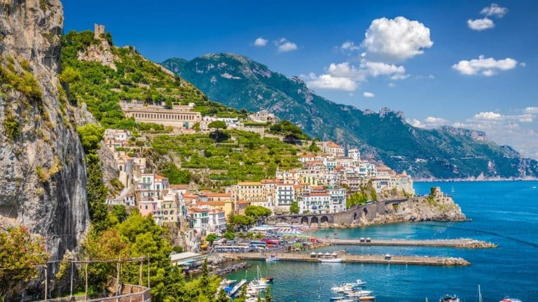 Titres de séjour, expulsions, regroupement familial : ce pays Schengen serre la vis