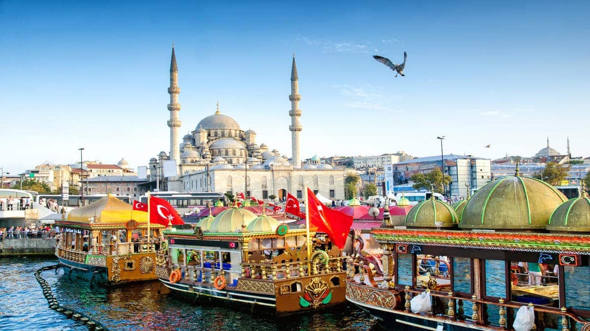 En voyage en Turquie, un voyageur algérien découvre les avantages de l’allocation touristique sur son pouvoir d’achat