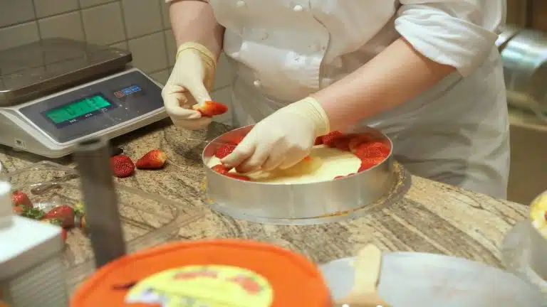 France : une pâtissière-boulangère d’origine algérienne cartonne avec son enseigne