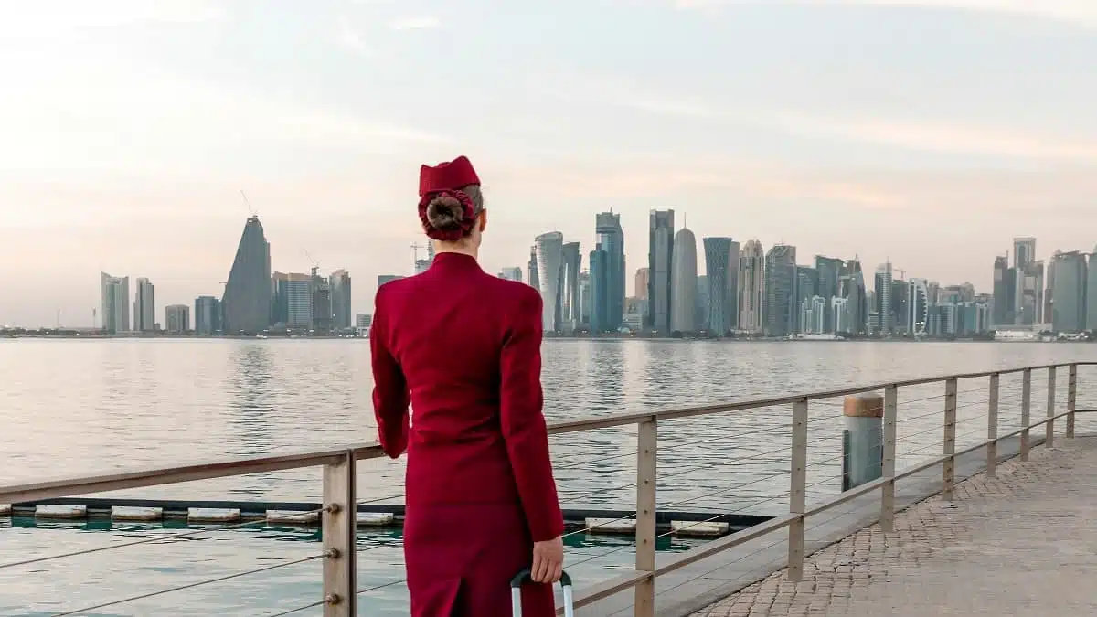 Hôtesse de l&rsquo;air : une actrice algérienne revient sur son passage chez Qatar Airways