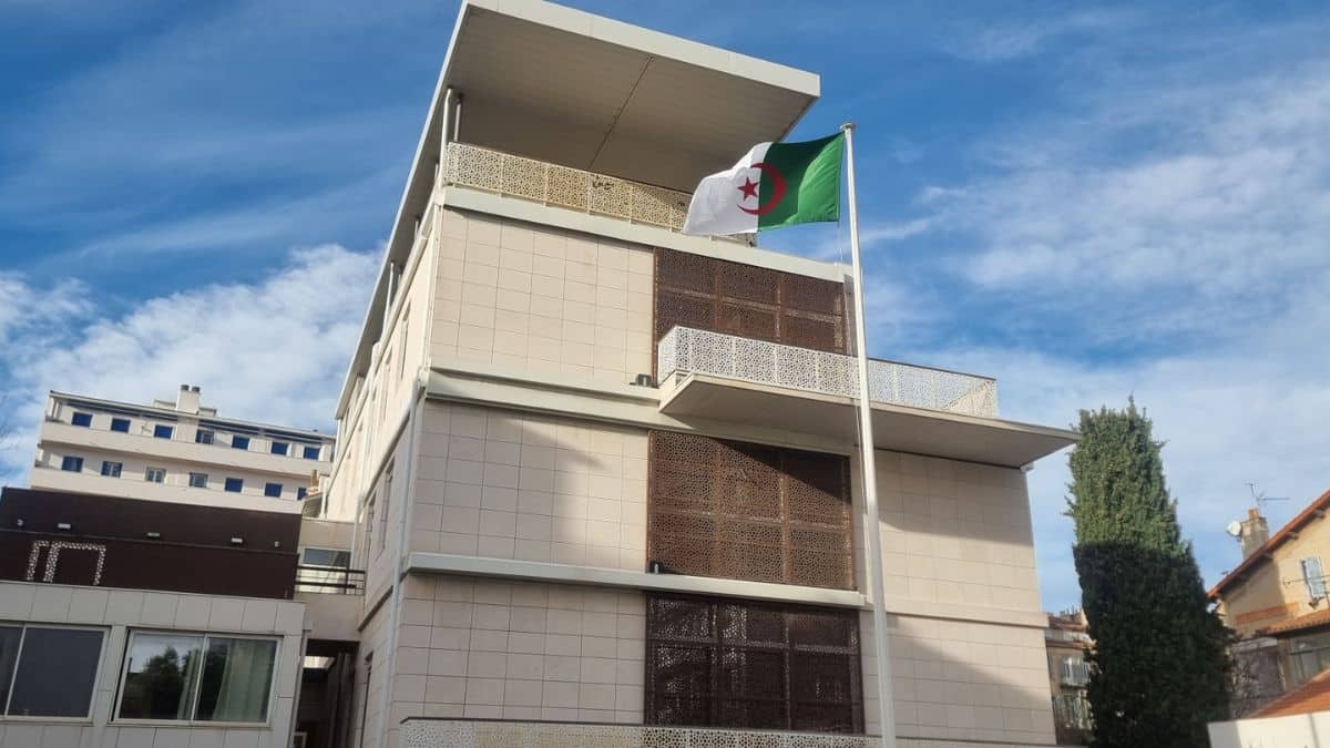 Véhicules d’occasion et CCR : ce consulat d’Algérie en France à la traîne