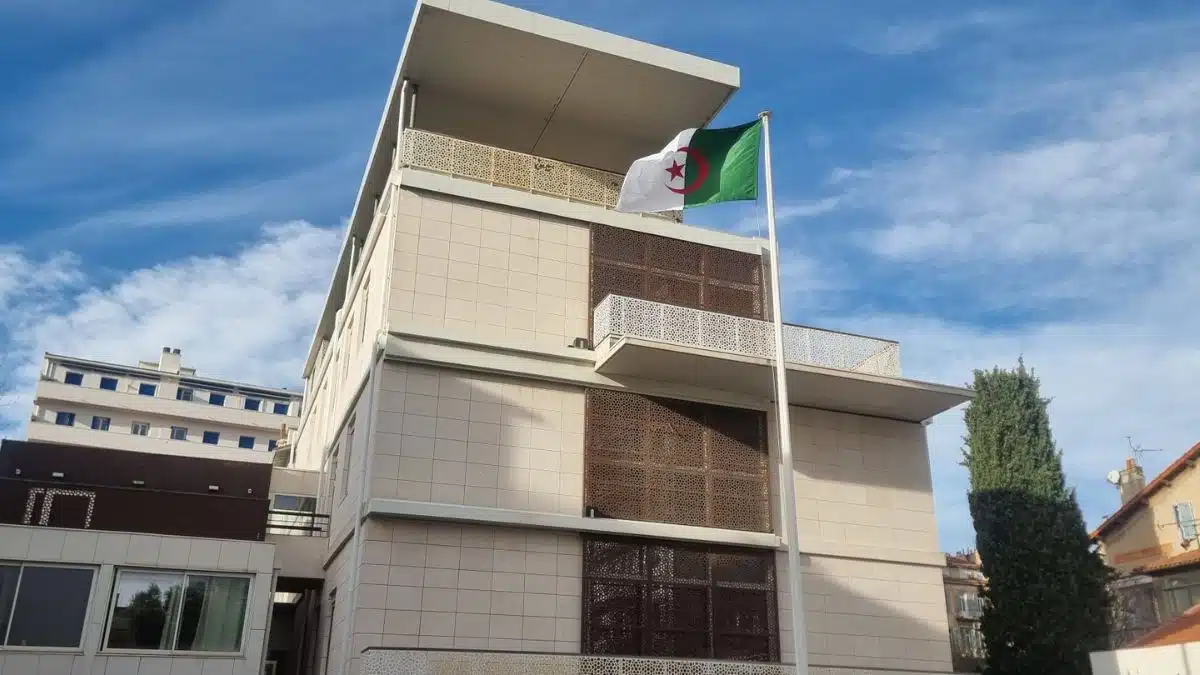 Véhicules d’occasion et CCR : ce consulat d’Algérie en France à la traîne